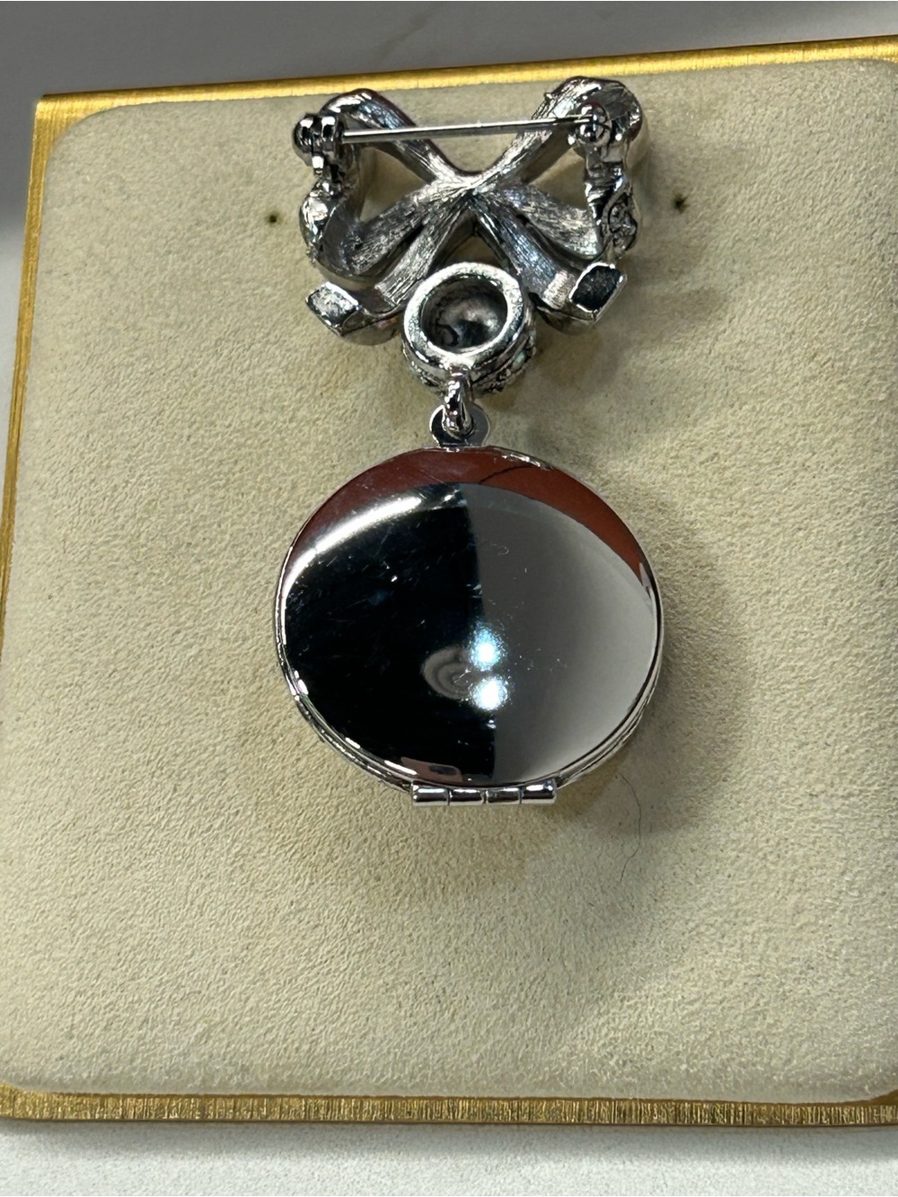 Vintage Joan Rivers locket brooch with rhinestone bow - Picture 7 of 7